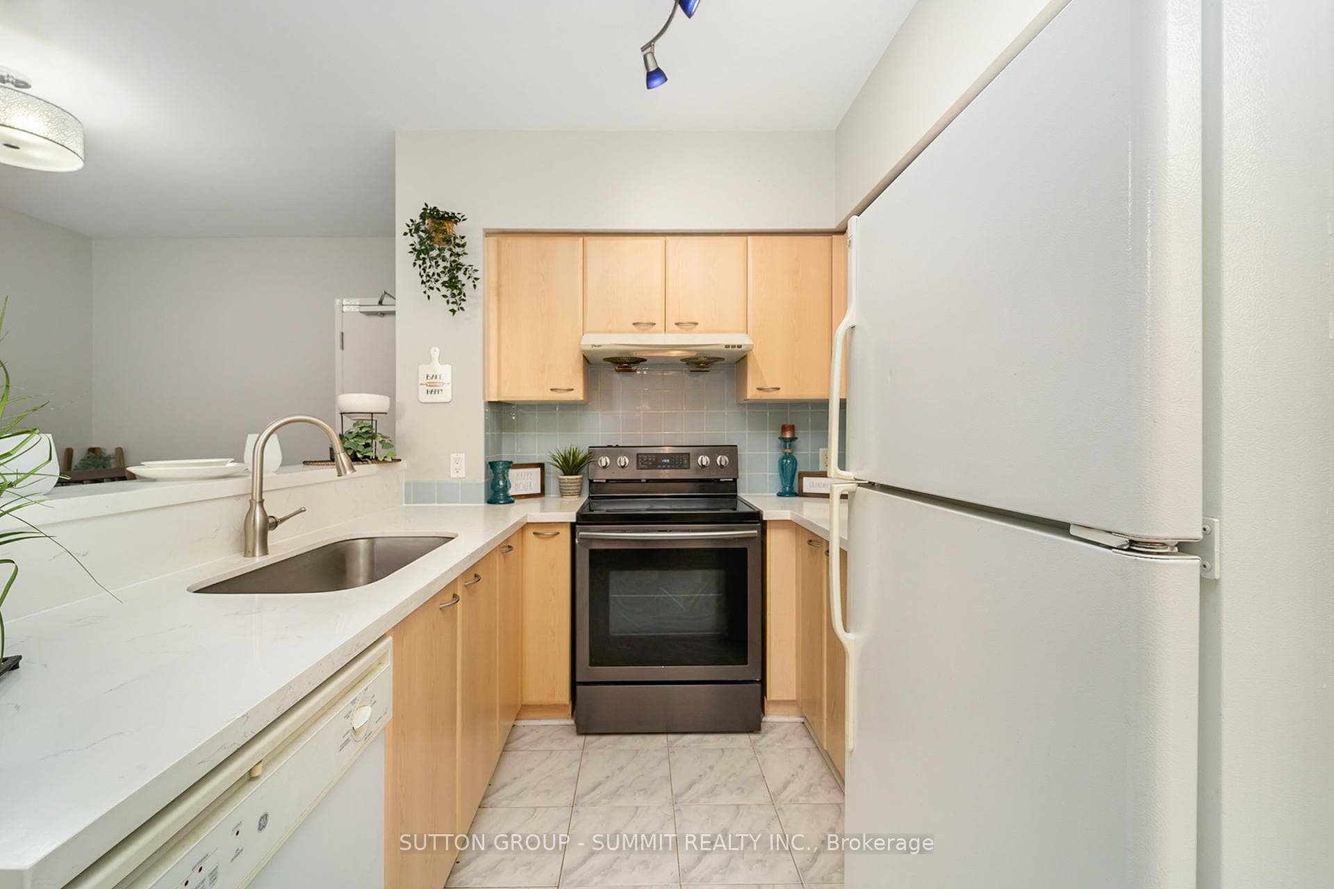 38 Lee Centre Drive Unit Th122 photo 4
