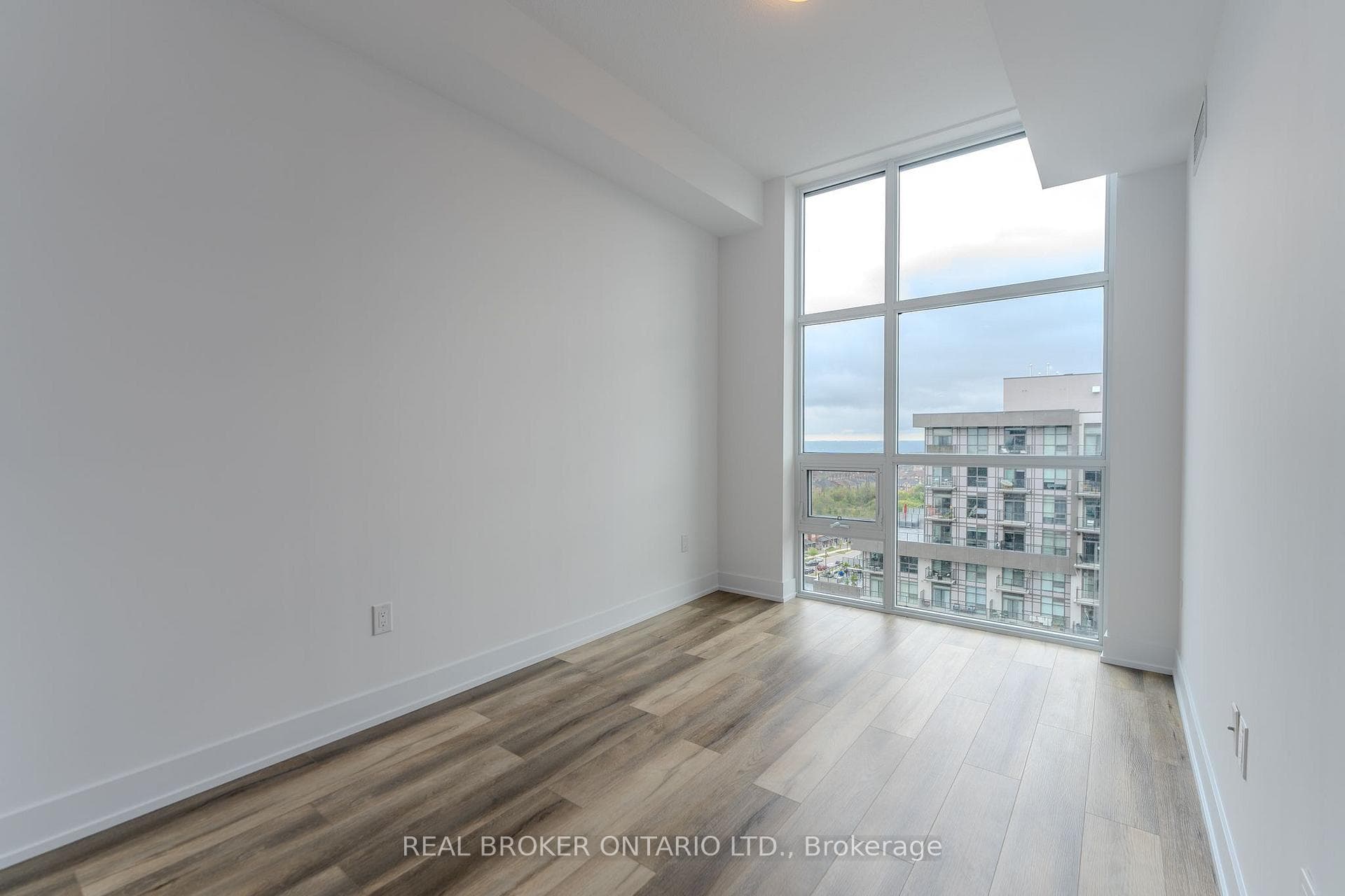 470 Dundas Street Unit 1213 photo 2