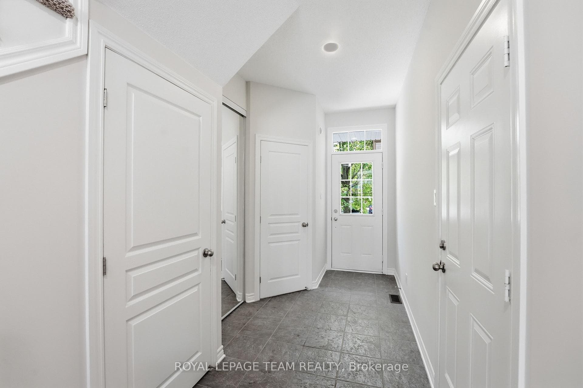 239 Tandalee Crescent photo 3