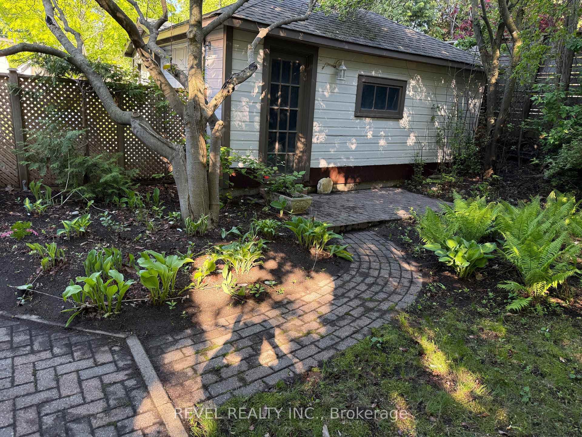 320 CLEMOW Avenue photo 33