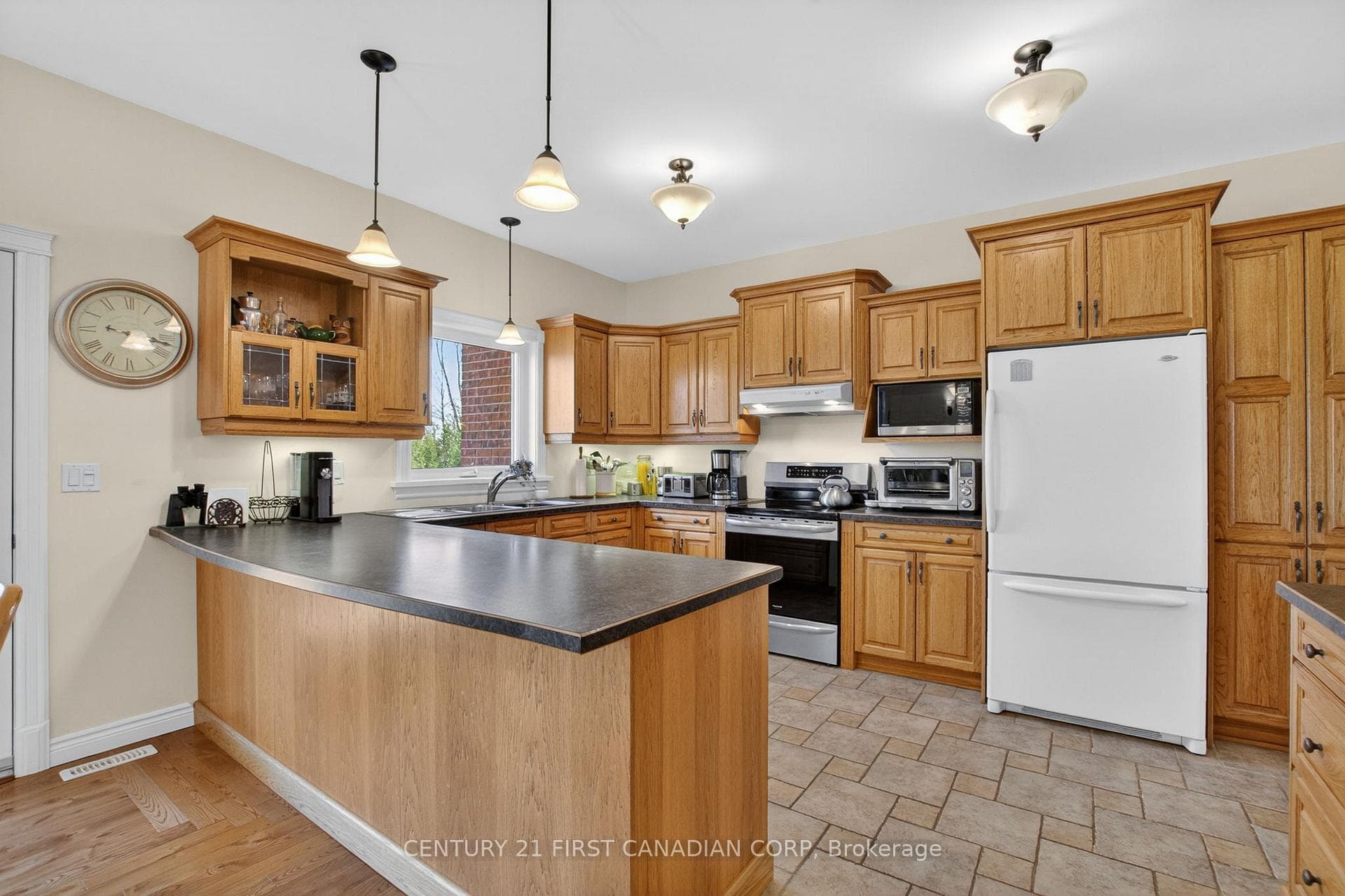 653 Peter Street photo 9