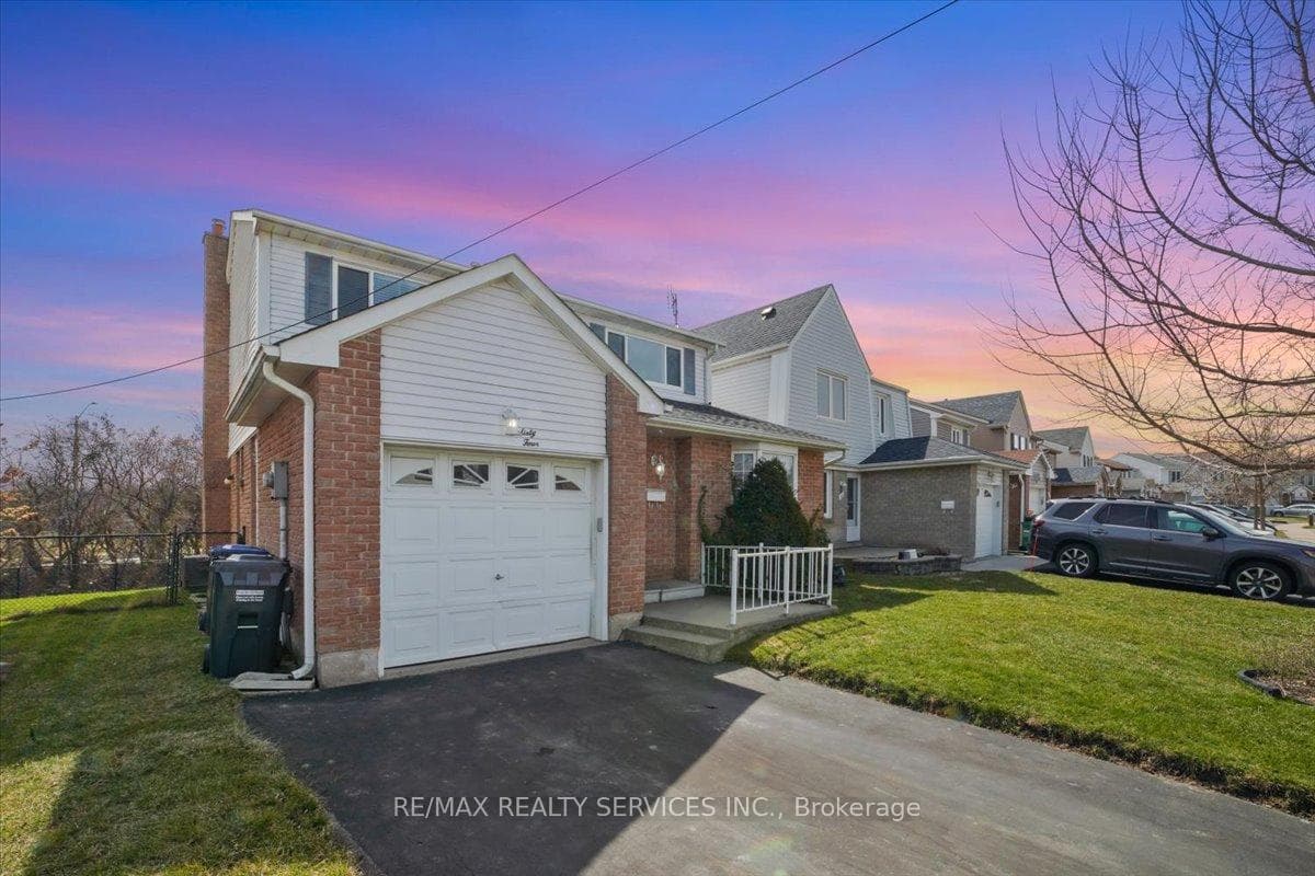 64 Mayfair Crescent photo 4