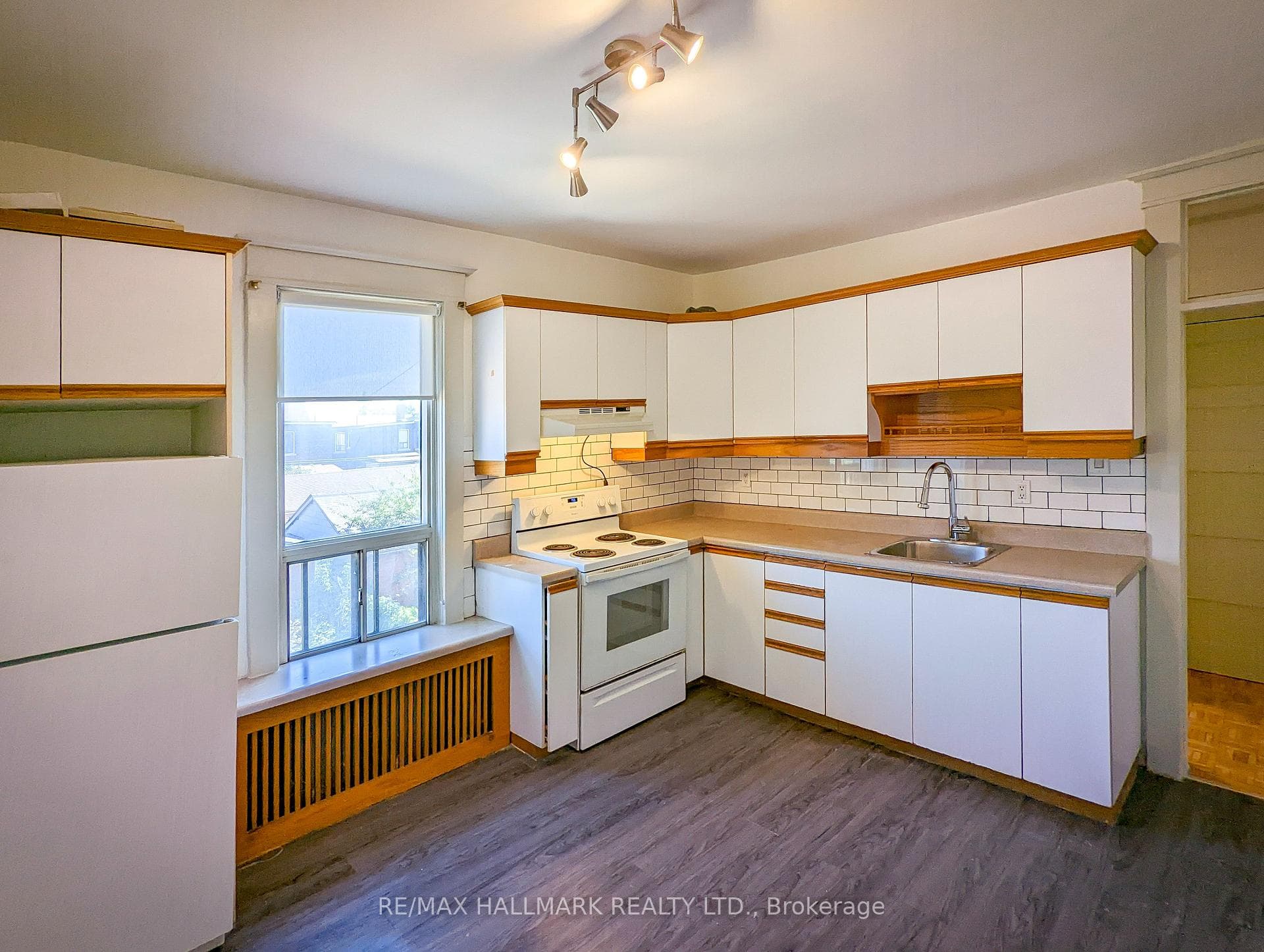 371 St Clarens Avenue Unit 2nd Floor photo 5