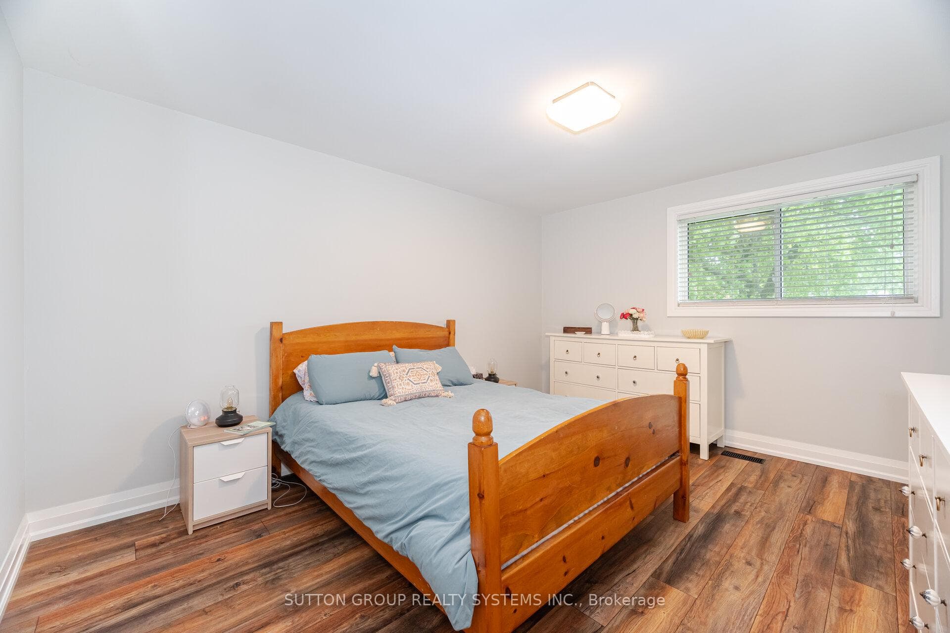 175 Connaught Crescent photo 24