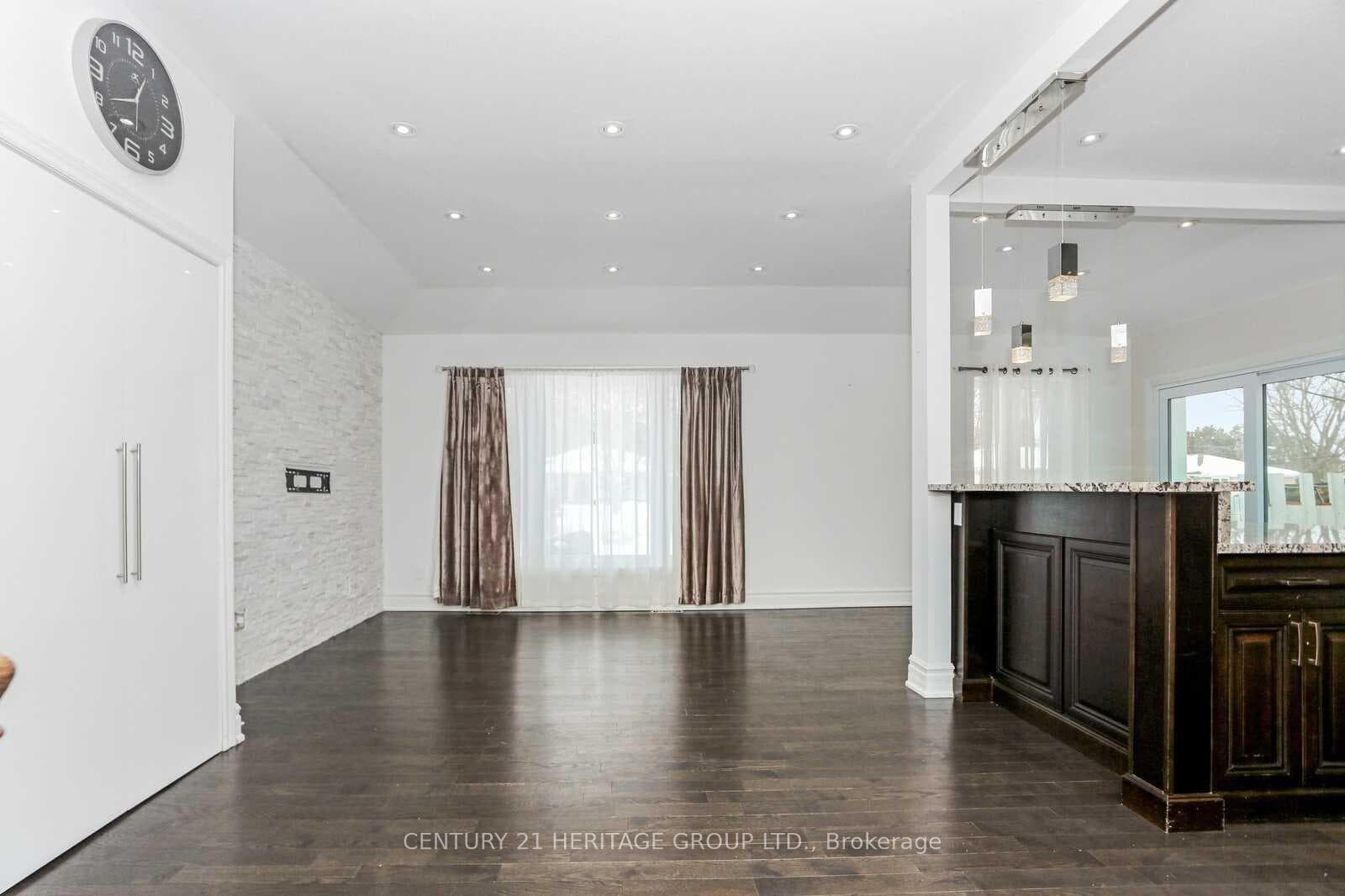 81 Aurora Heights Drive Unit Aurora photo 14