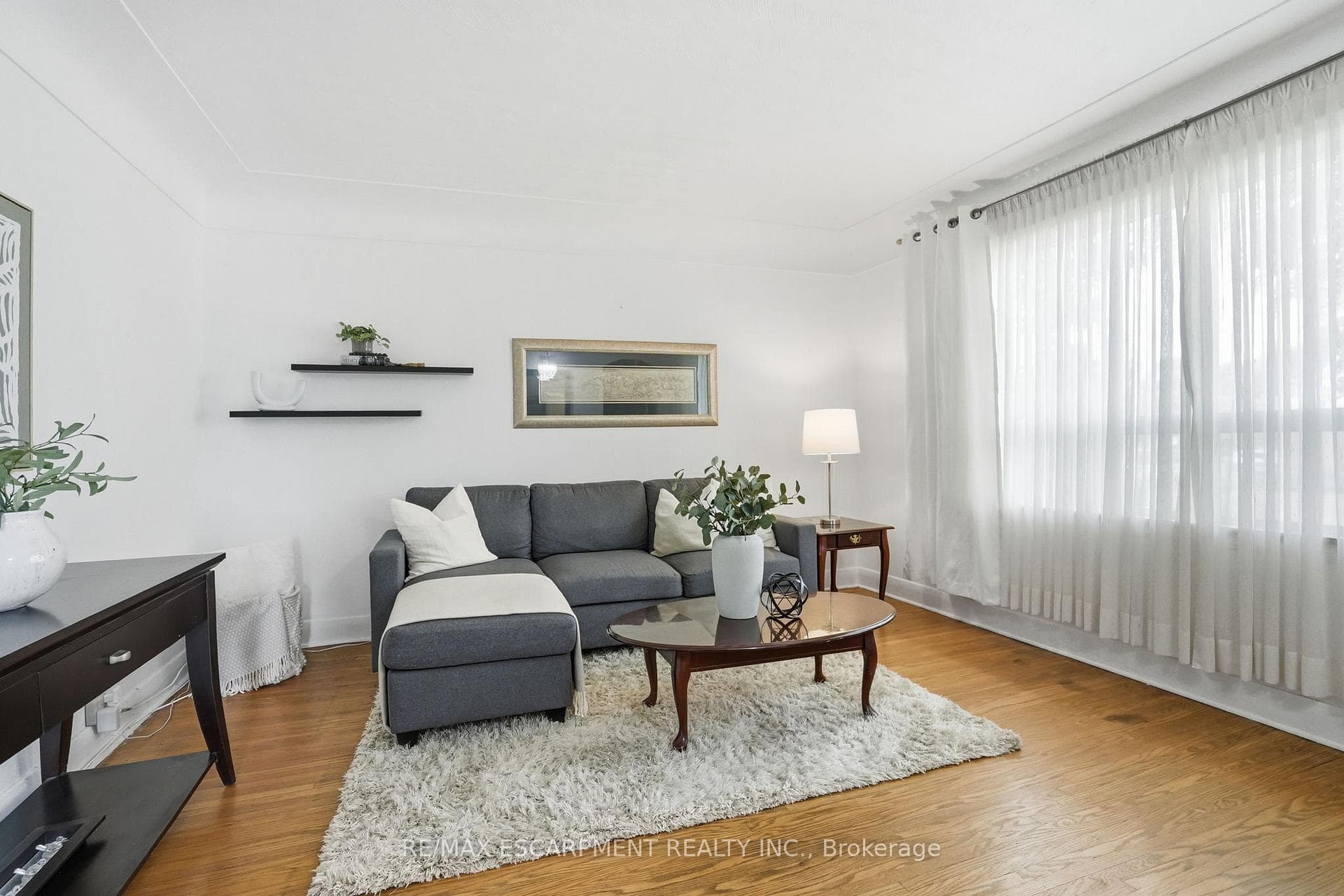 4 Duncombe Drive photo 5
