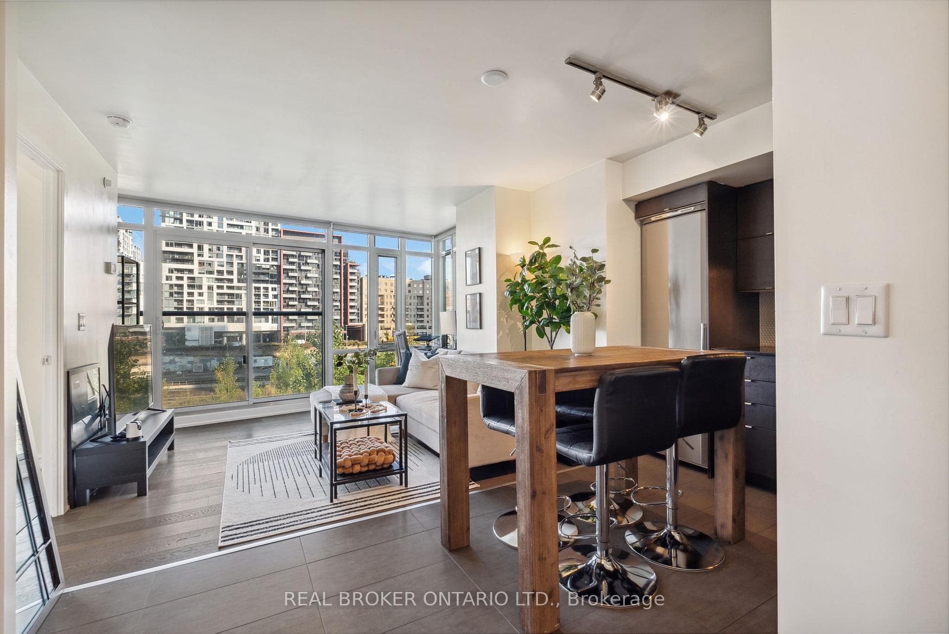 170 Fort York Boulevard Unit 303 photo 3