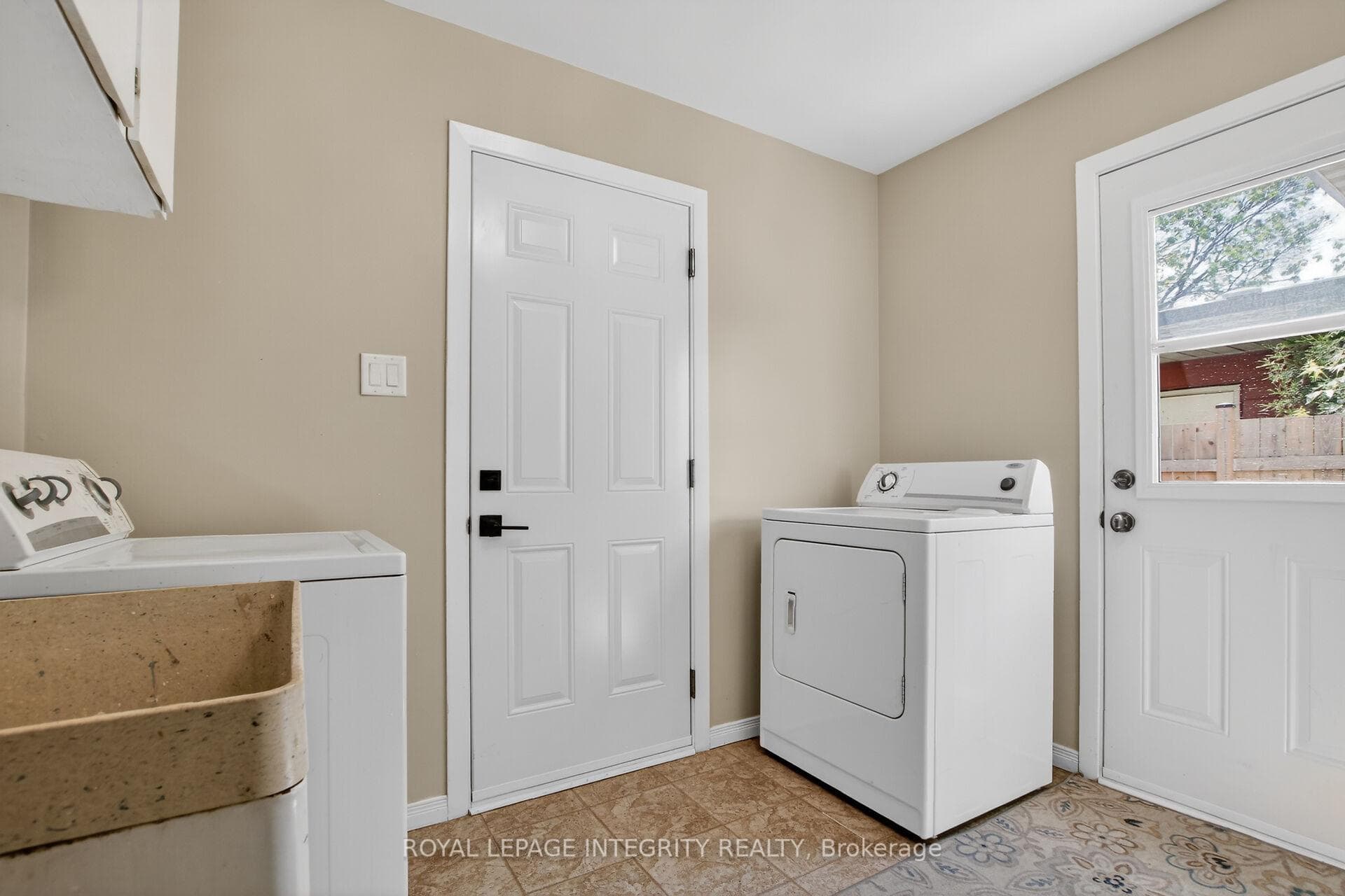 Laundry rooom with side entrance