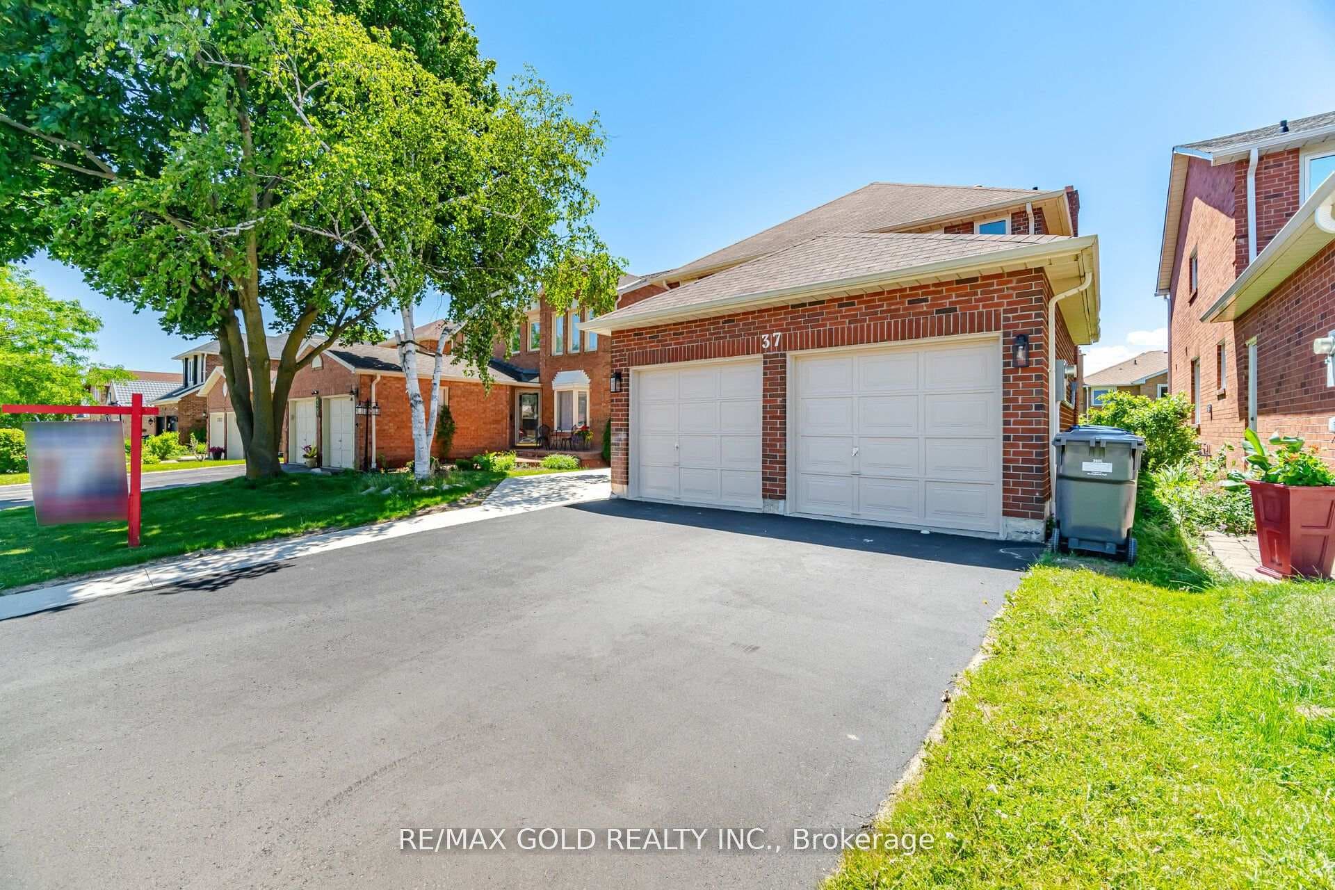 37 Lord Simcoe Drive photo 3