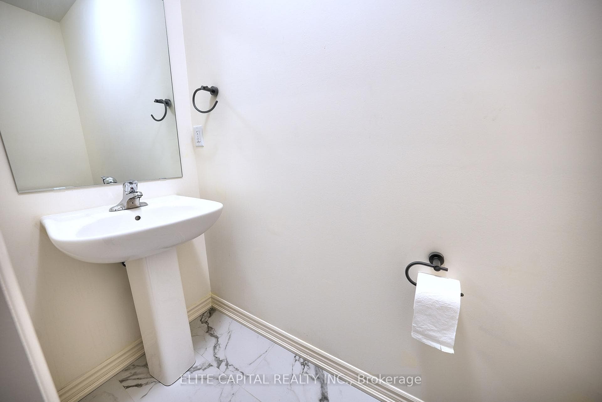 84 Holyrood Crescent photo 15