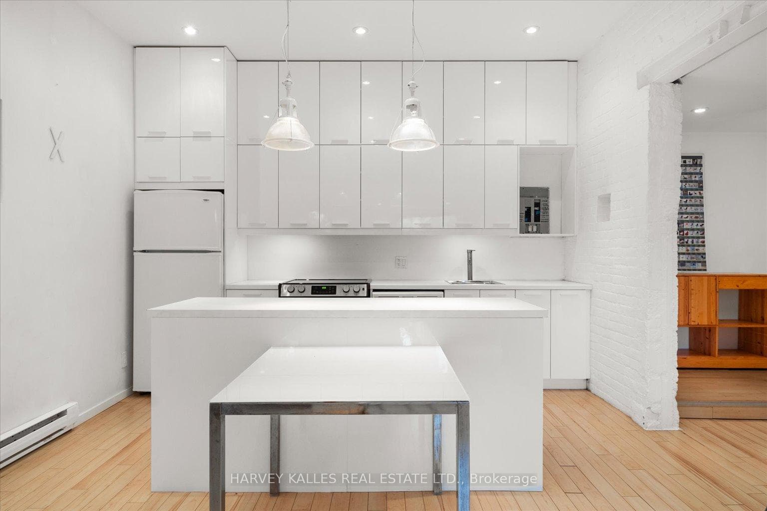 692 Richmond Street photo 29