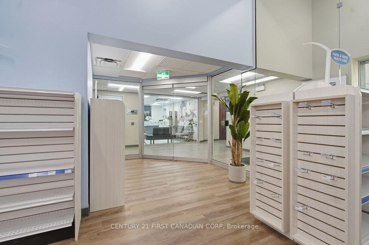 1807 Wonderland Road photo 9