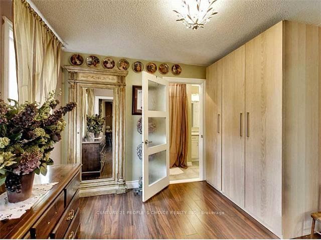 45 MONTREAL Circle photo 7