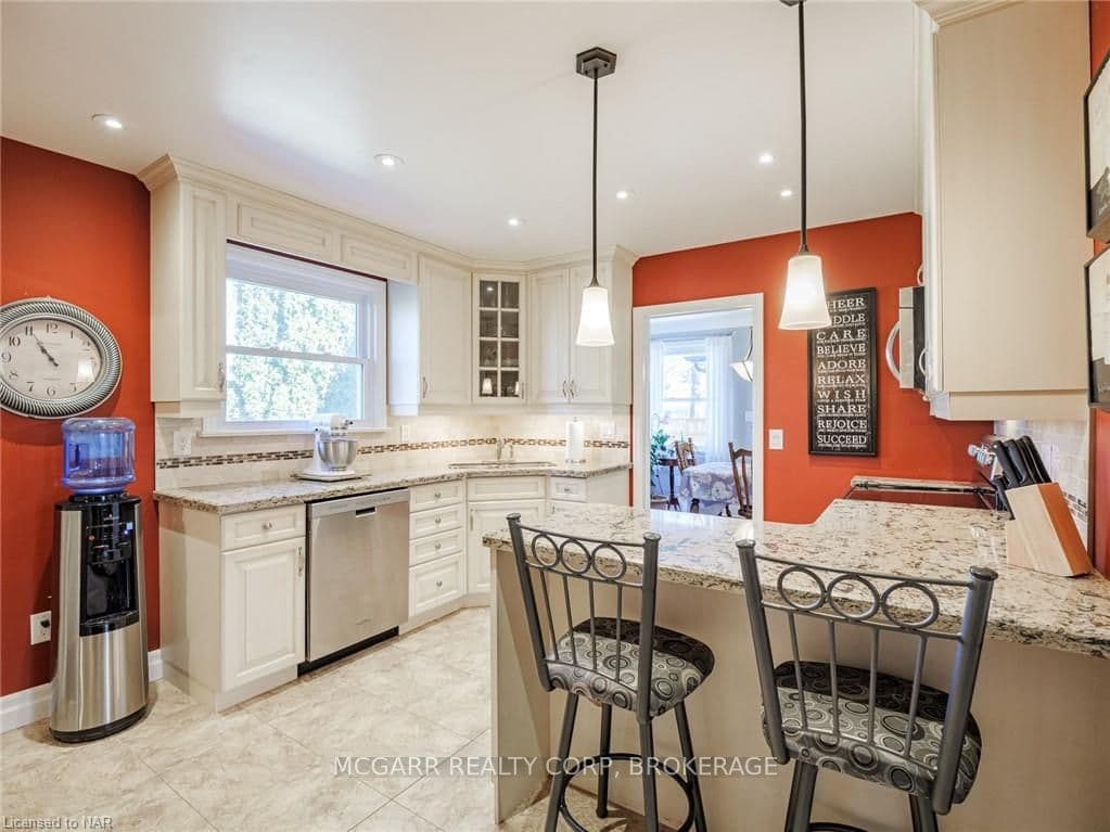 The tile backsplash tie in beautifully with the lo