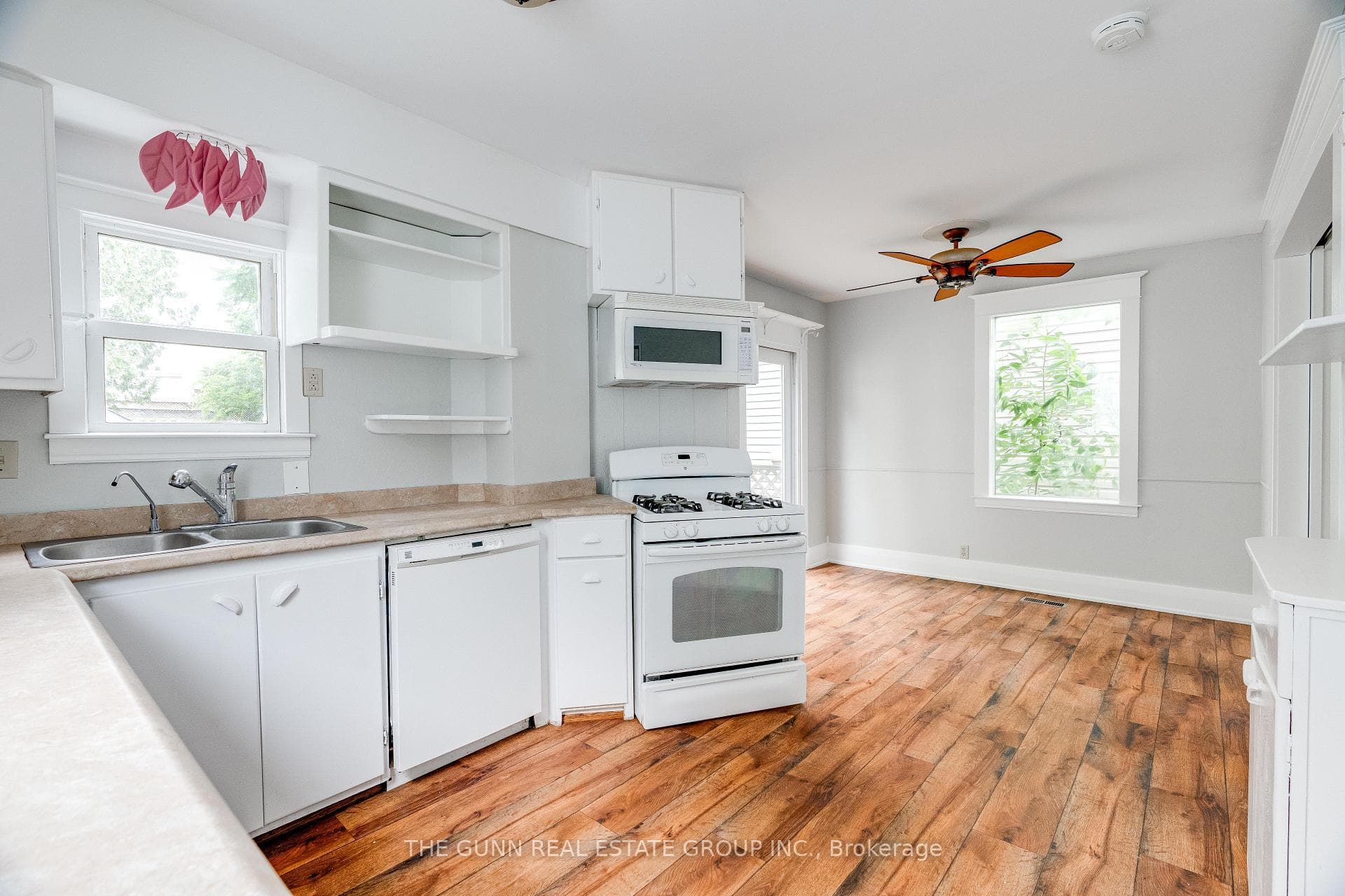 904 Dame Street photo 10