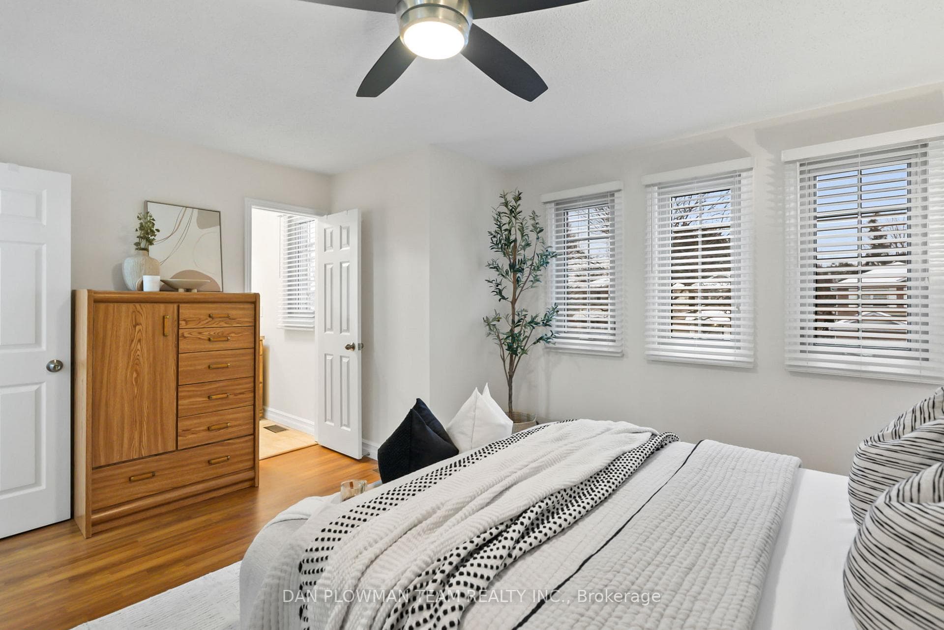 174 Adele Crescent photo 17