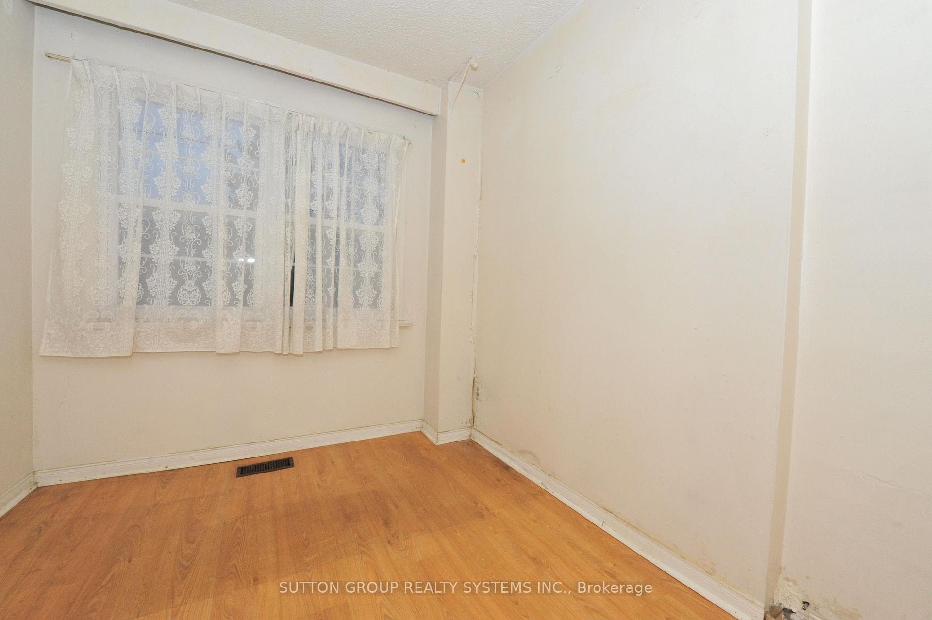 253 Silverthorn Avenue photo 5
