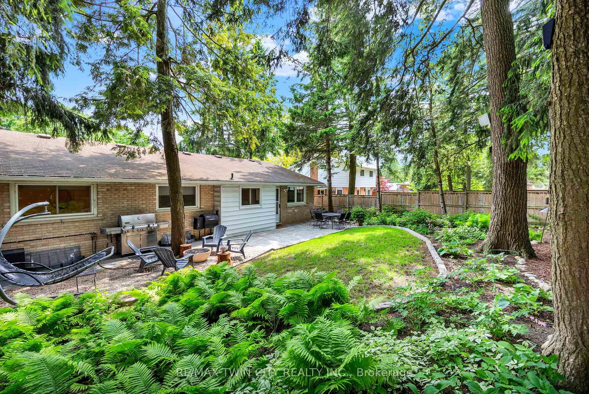 173 PINEGROVE Crescent photo 3