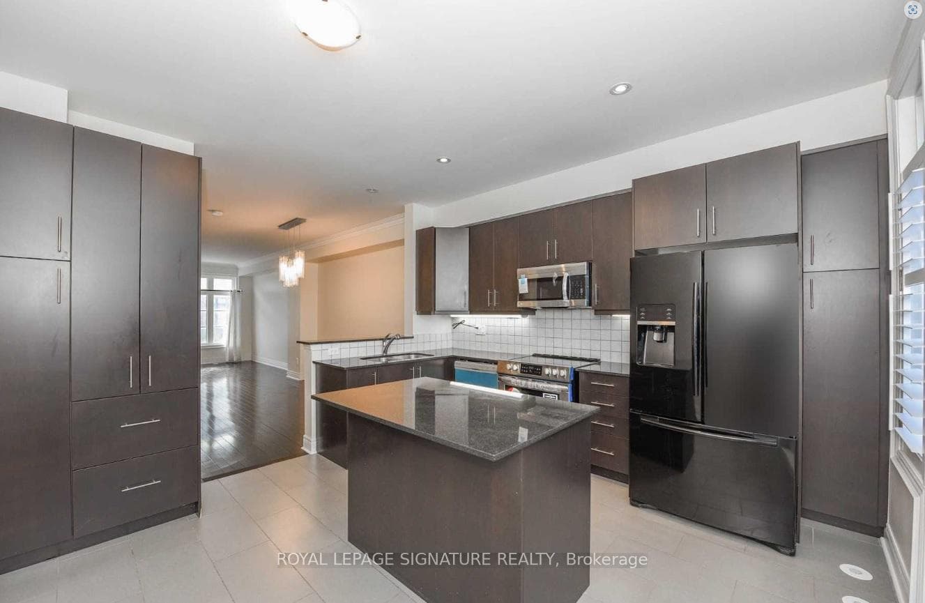 Eat-In Kitchen w Extra Pantry Space