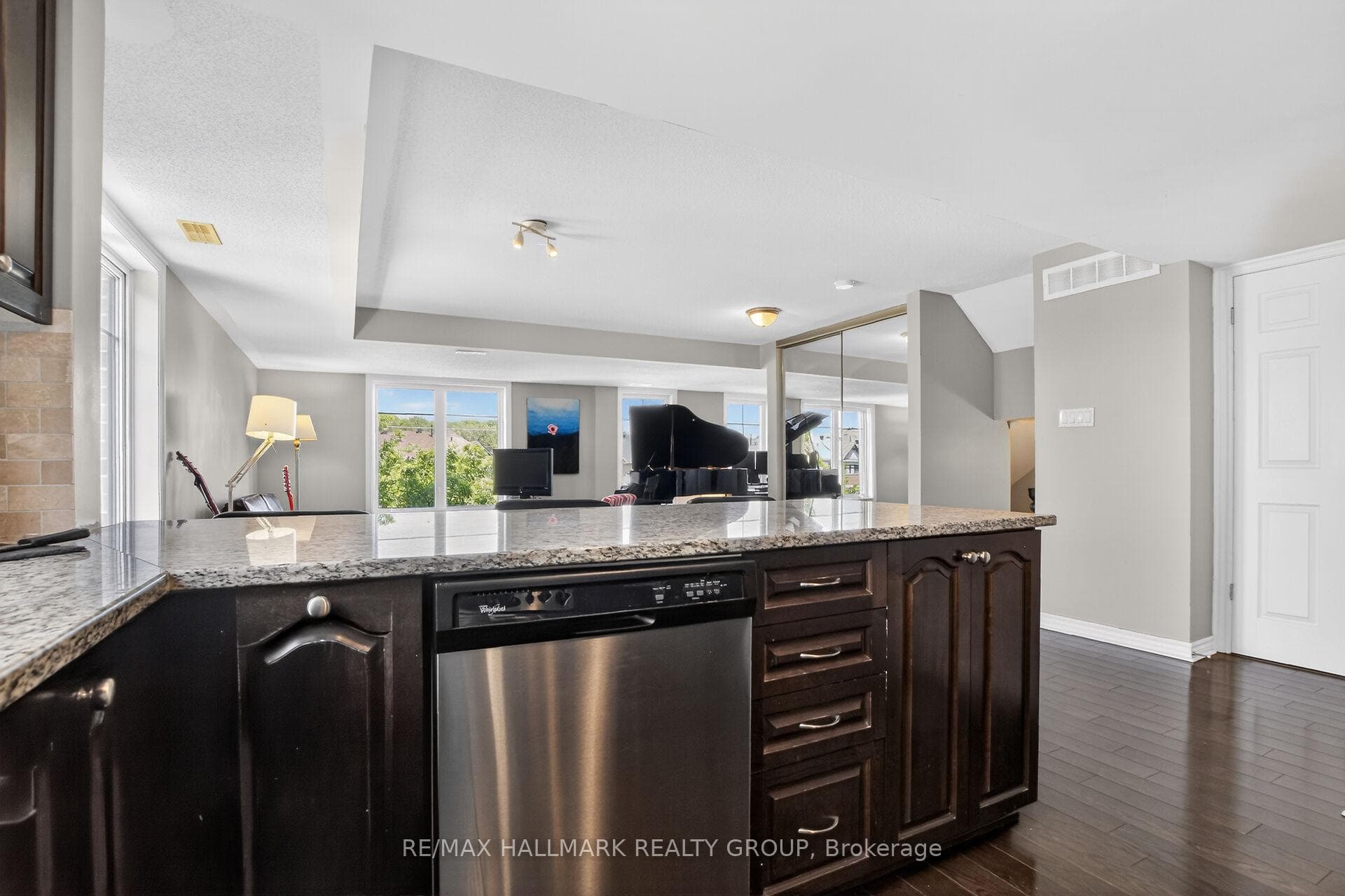 1145 Longfields Drive Unit B photo 8