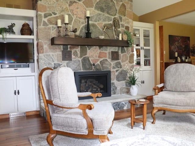 1514 Longwoods Road photo 3