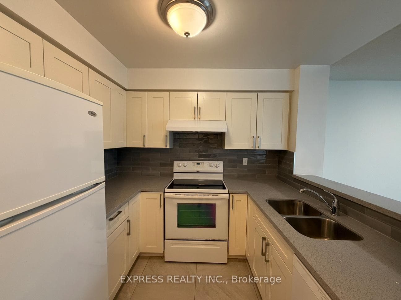 942 Yonge Street Unit 711 photo 2