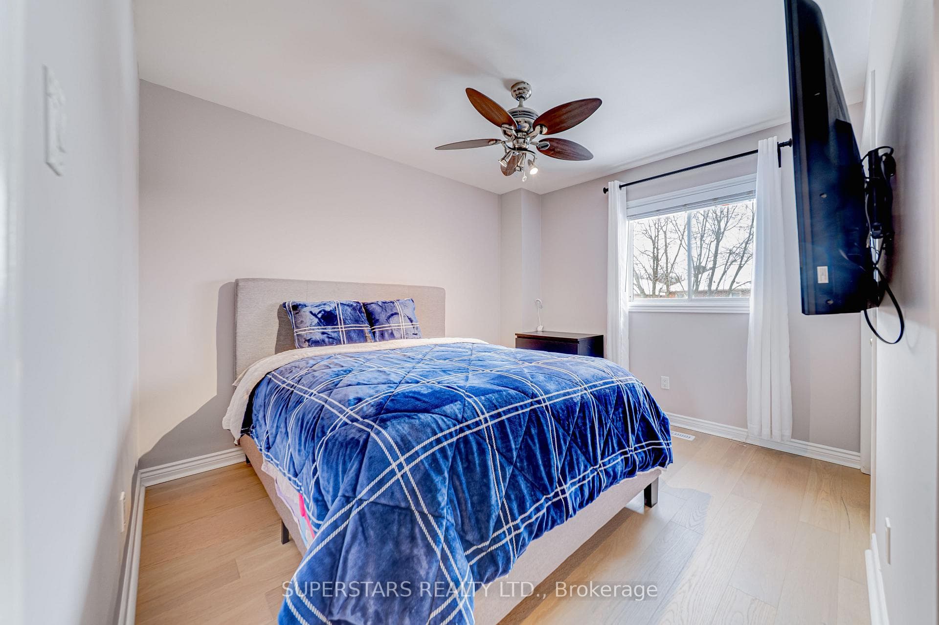 363 Pickering Crescent photo 18