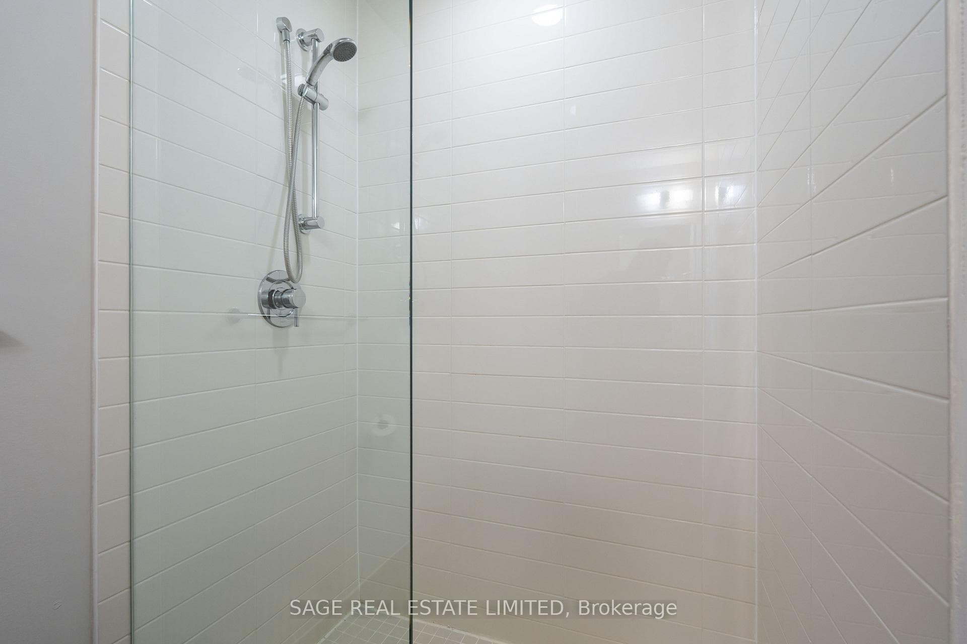 30 Roehampton Avenue Unit 805 photo 12
