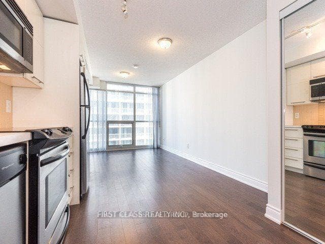 25 Carlton Street Unit 909 photo 9