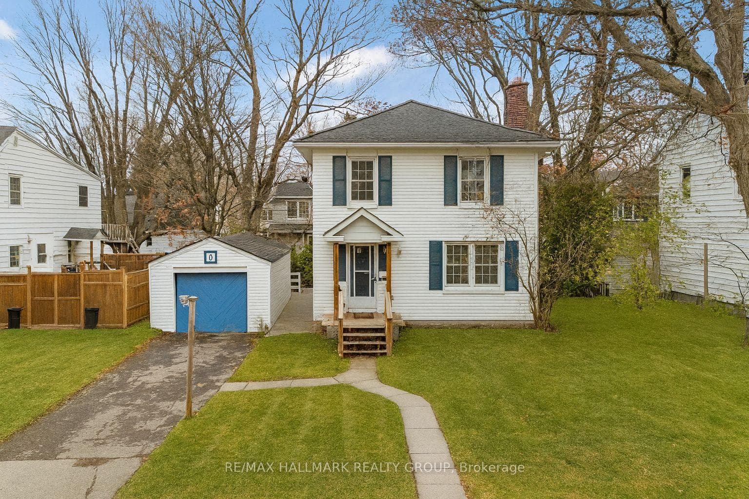 Private driveway - Small detached Garage for a car