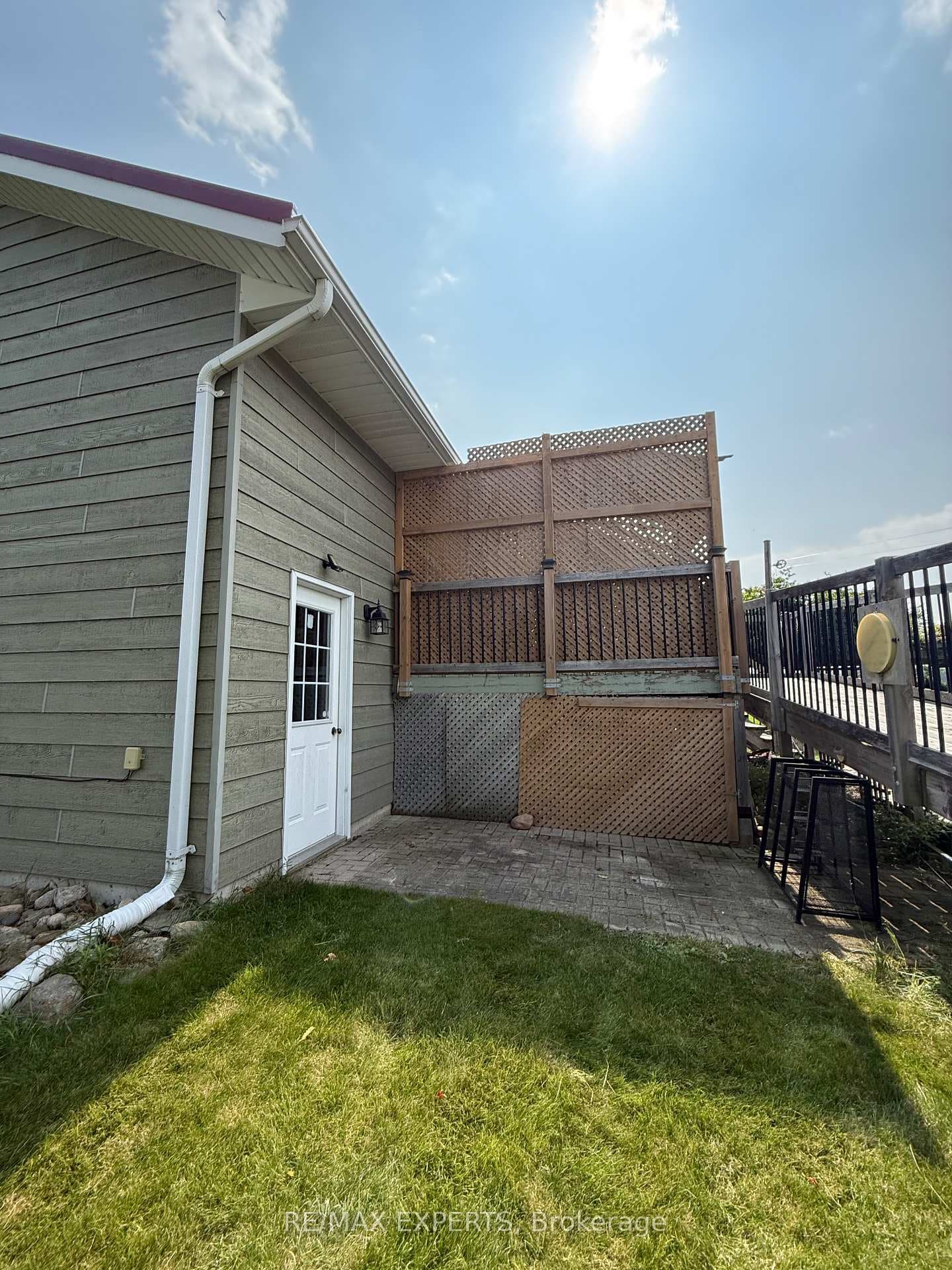 Side Area for Tenant
