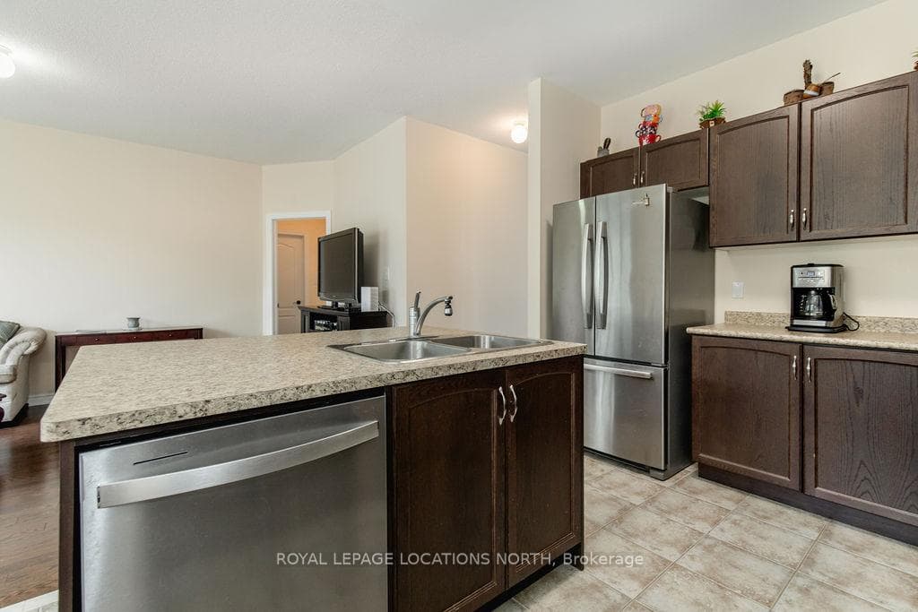 33 Grand Poplar Lane photo 11