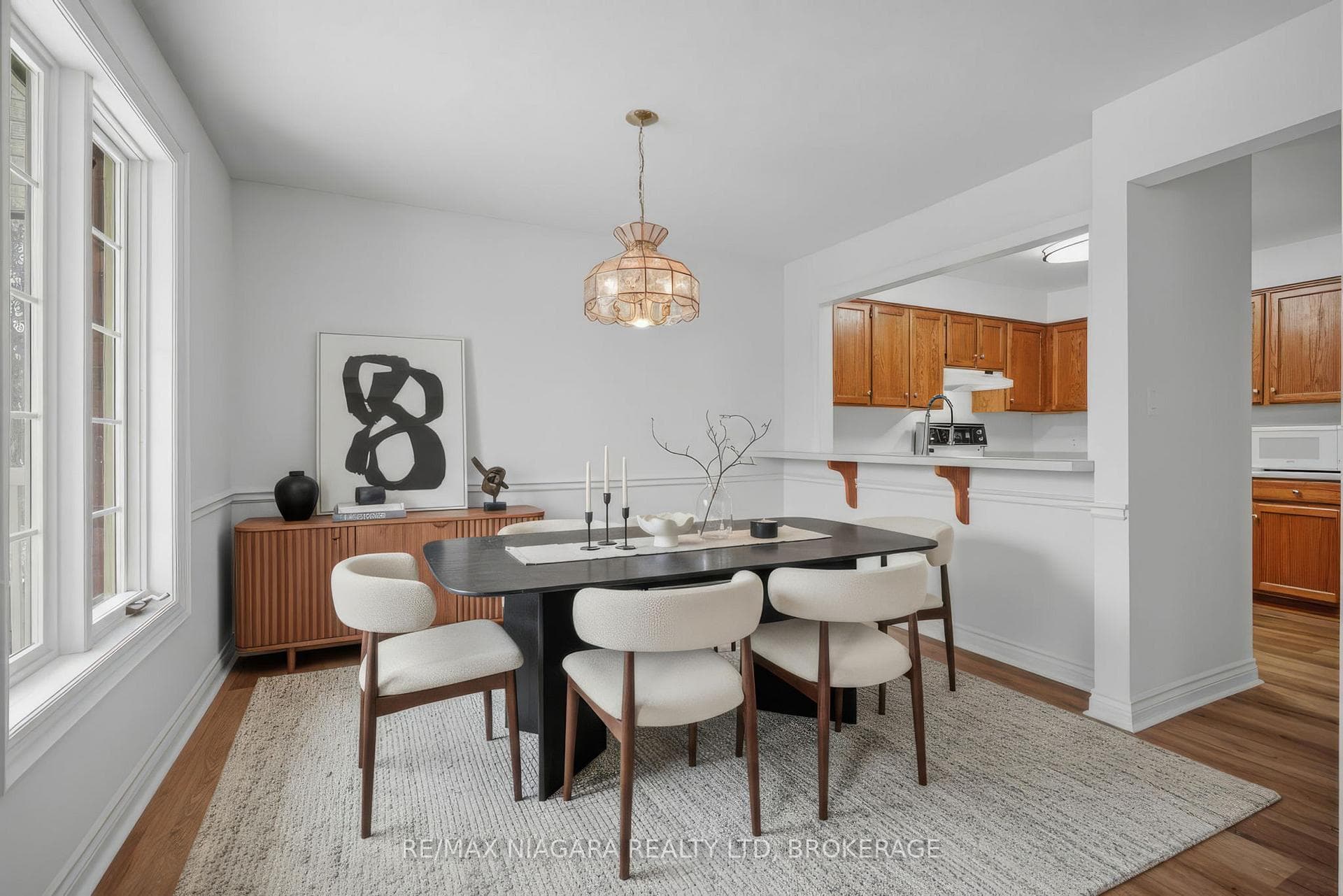Dining room (virtually staged)