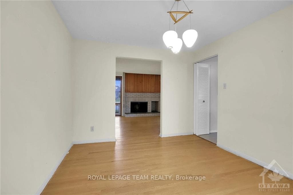 44 ASHGROVE Crescent photo 9