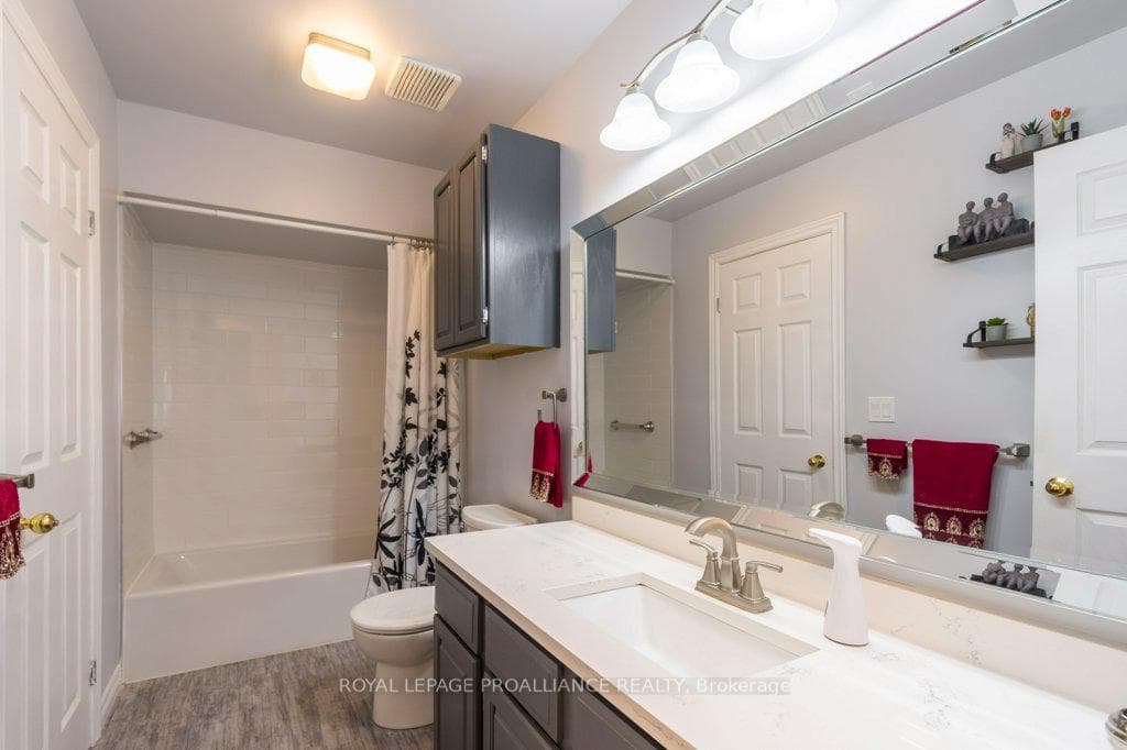 21 Bogart Crescent photo 16
