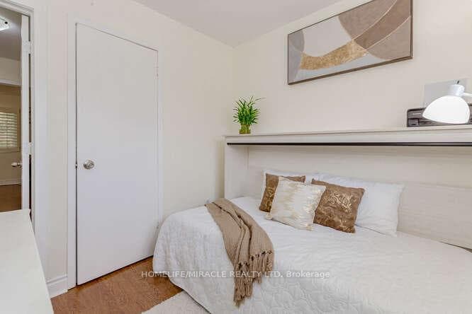 2779 Gananoque Drive Unit 109 photo 23