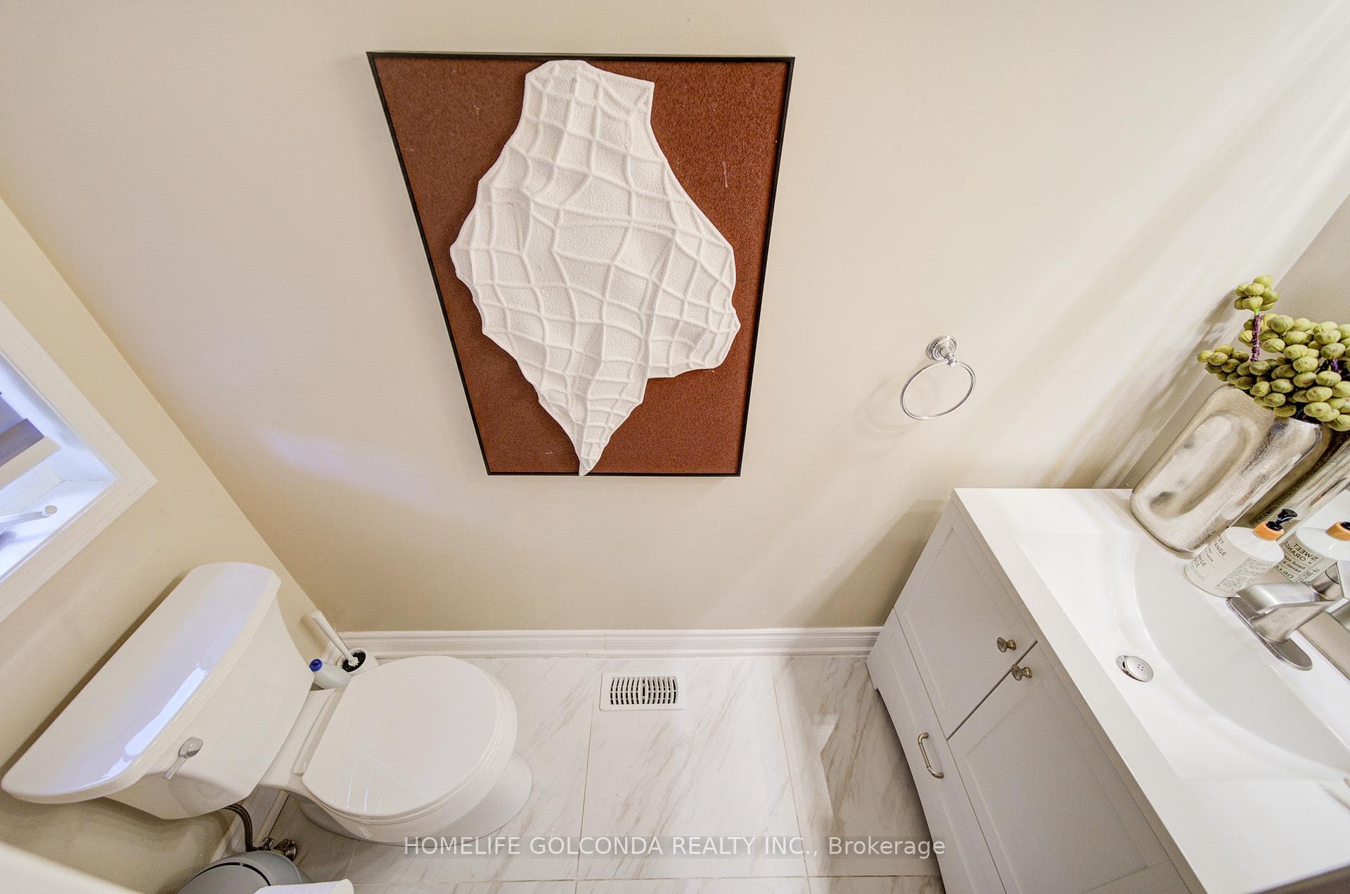 27 Lindcrest Manor photo 15