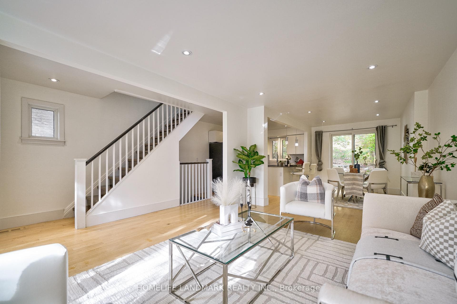 418 Davenport Road photo 3