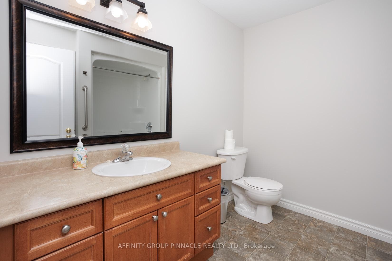 104 Adelaide Street photo 17