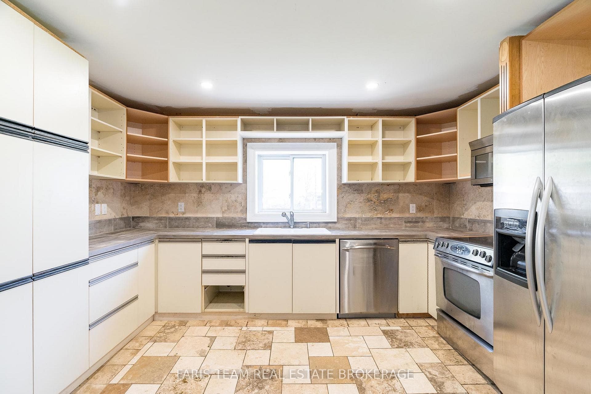 1042 Cameron Street photo 4