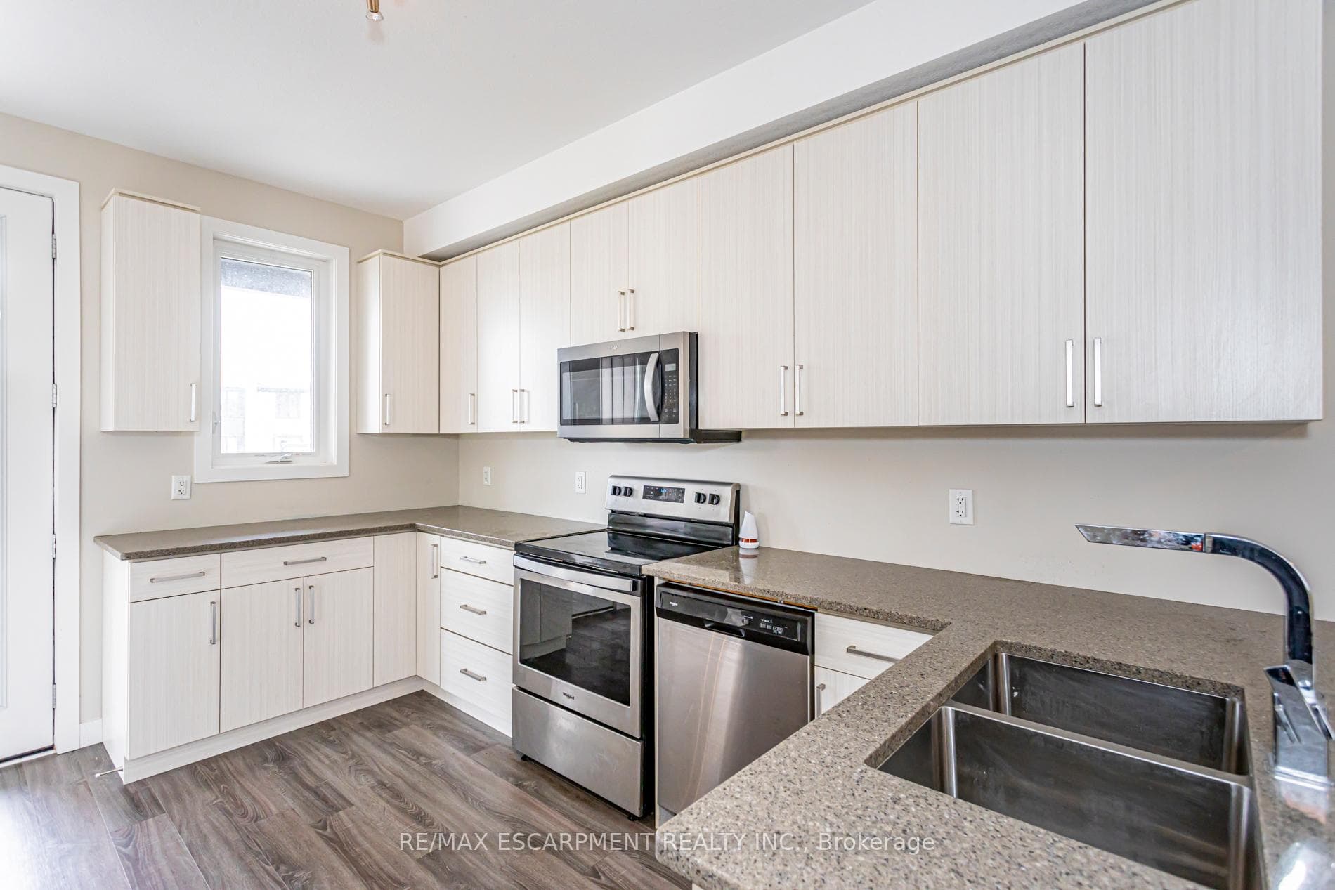 941 Manhattan Way photo 9