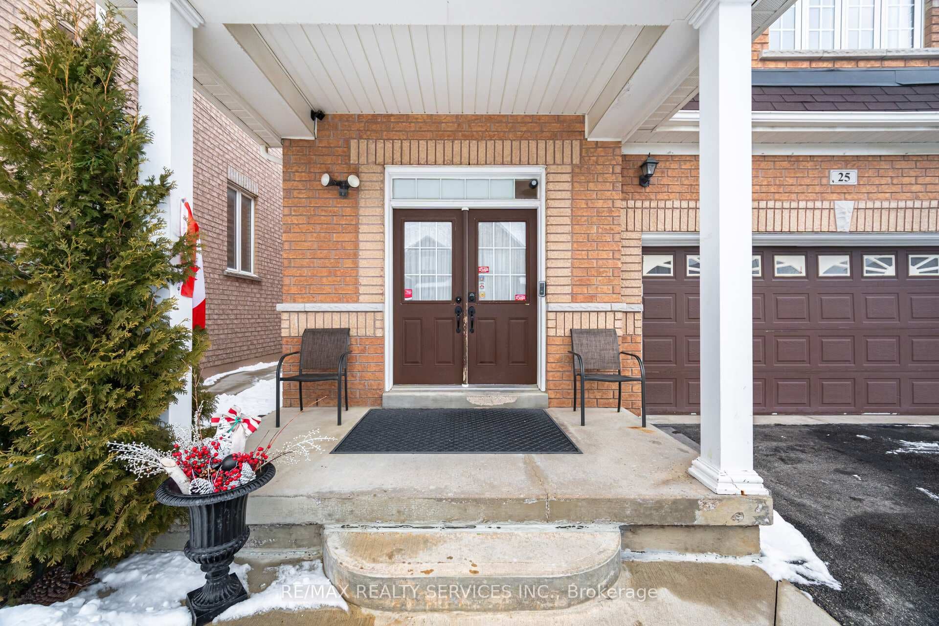 25 Pape Drive photo 3