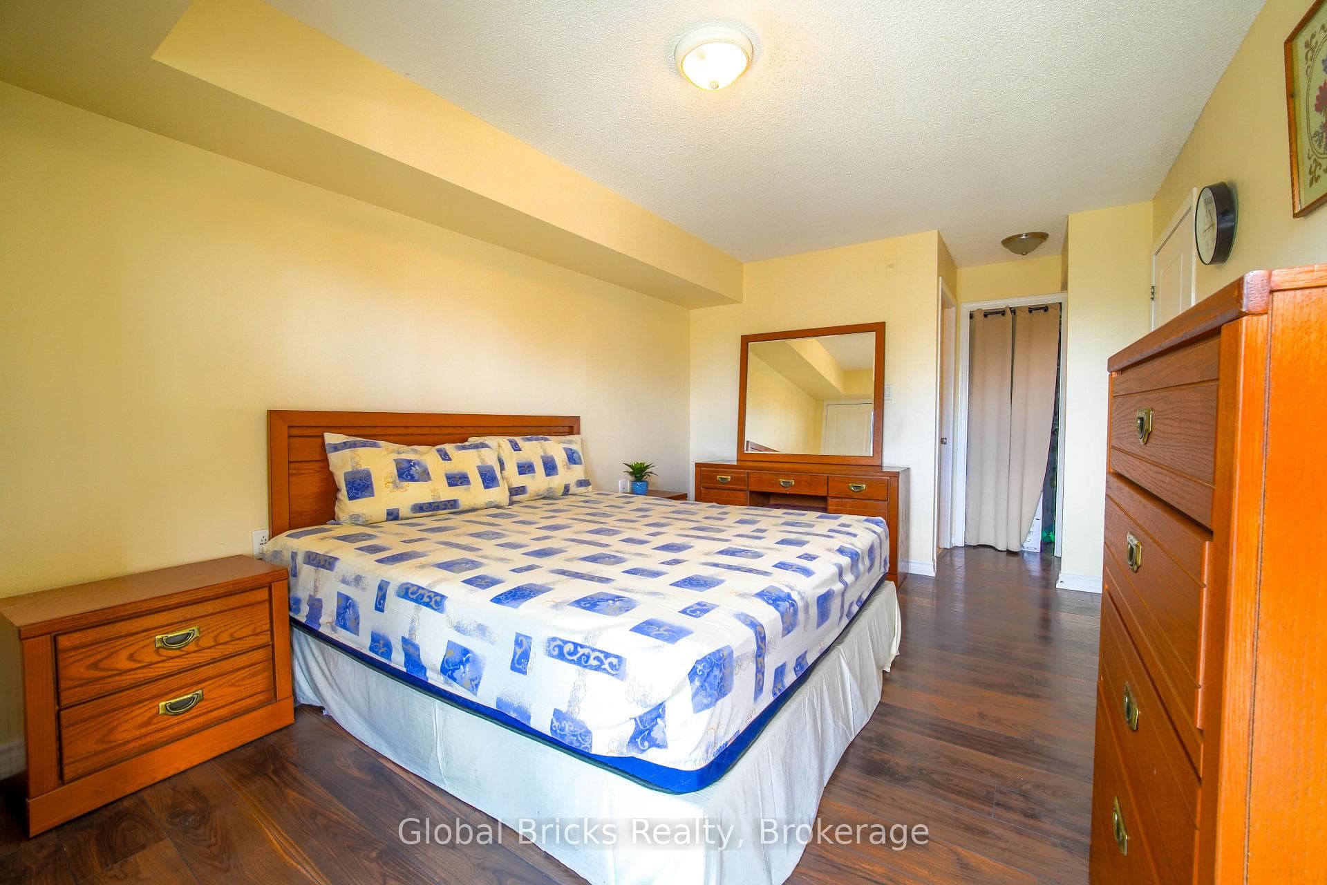 872 Sheppard Avenue photo 8