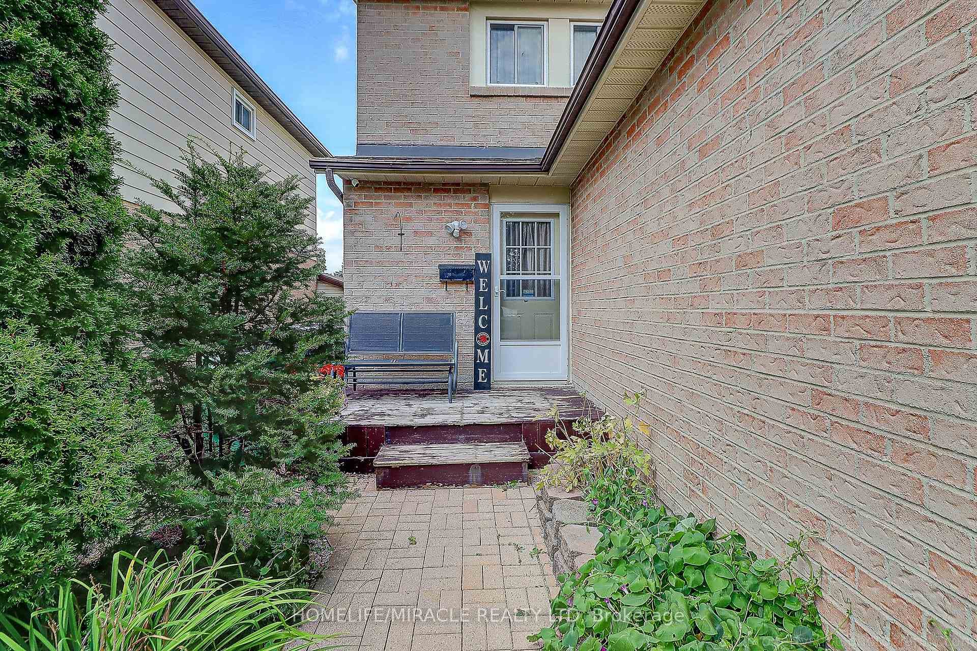 114 Martindale Crescent photo 3