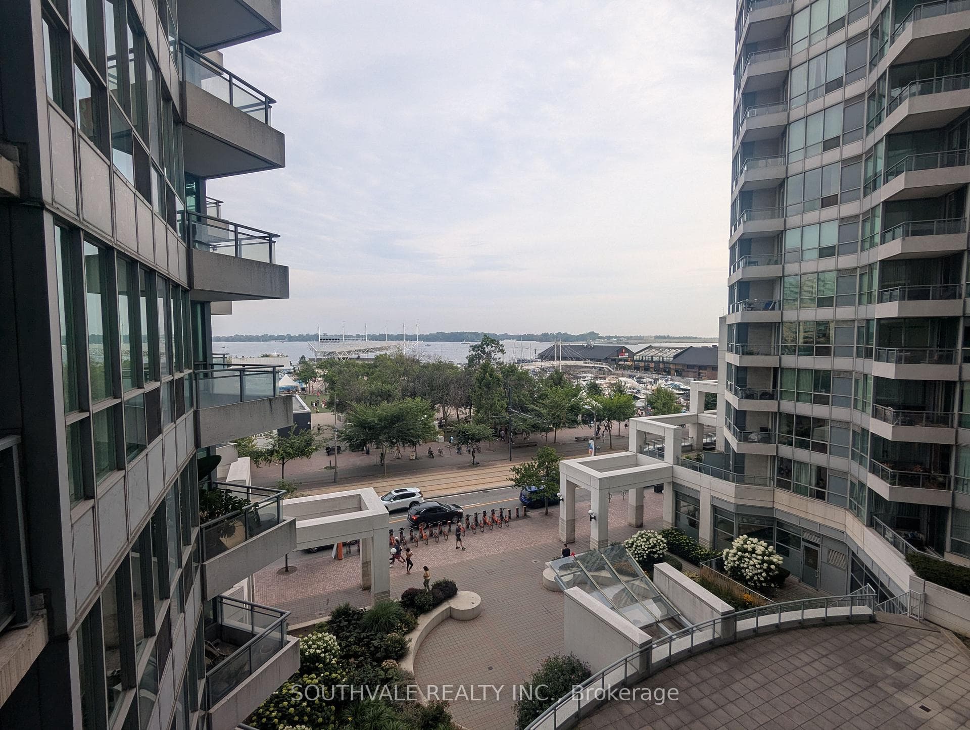 228 Queens Quay Unit 612 photo 11