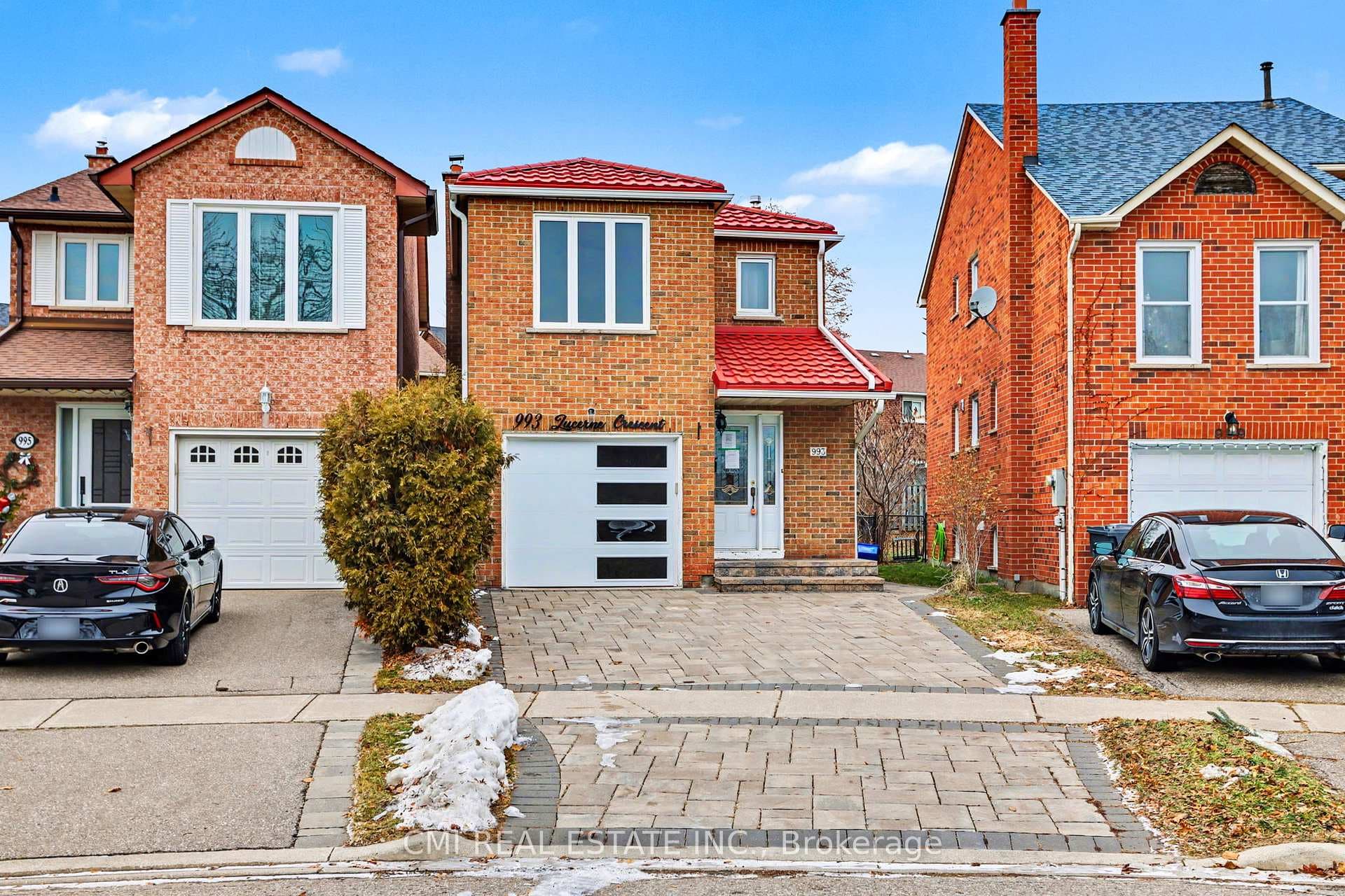 993 Lucerne Crescent photo 1