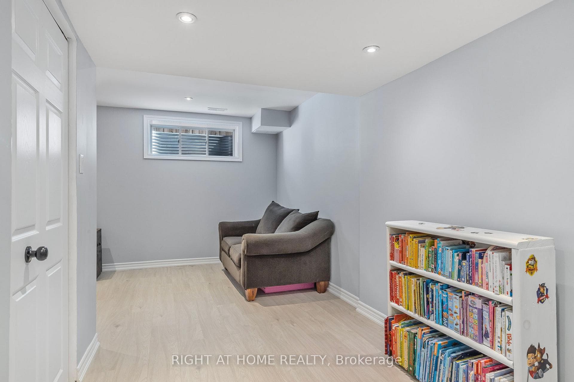 162 Banting Crescent photo 24