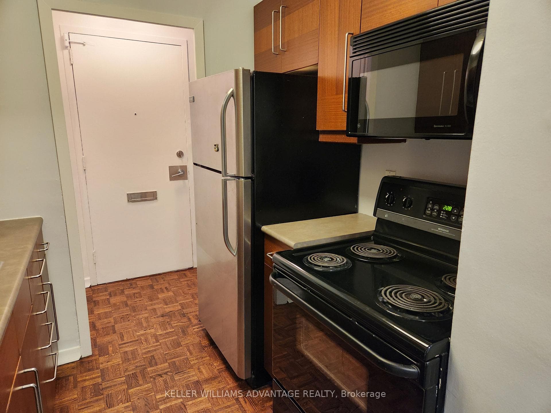 335 Lonsdale Avenue Unit 402 photo 5