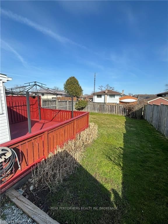22 FAIRLAWN Crescent photo 24