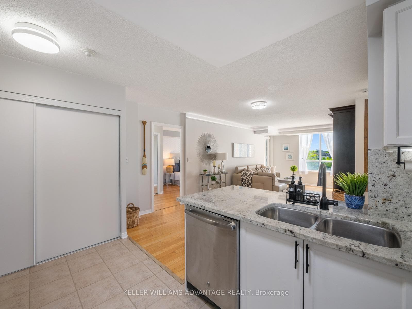 1733 Queen Street Unit 424 photo 7